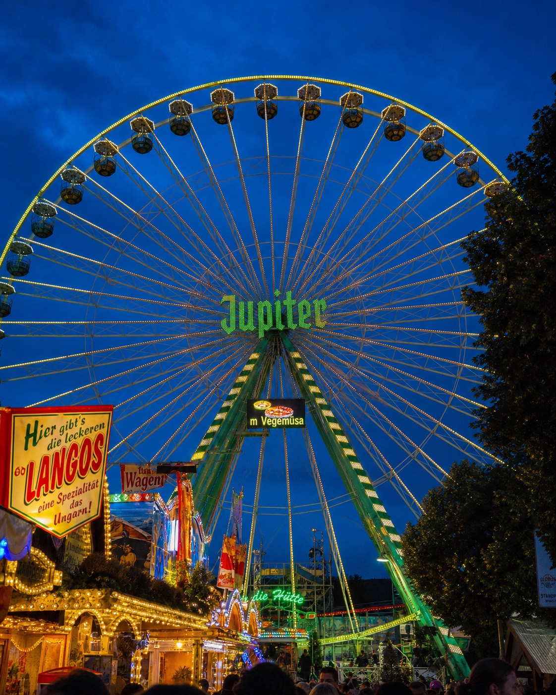 Jupiter-Riesenrad auf dem Wurstmarkt in Bad Dürkheim bei blauem Abendhimmel