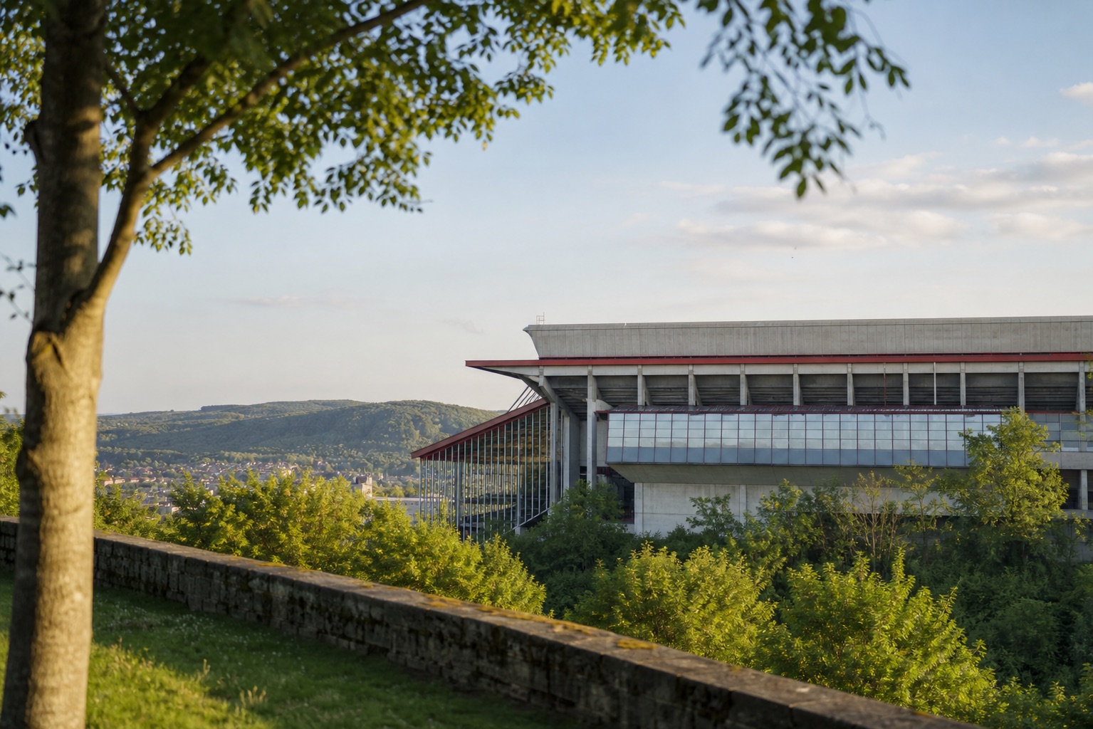 Fritz-Walter-Stadion auf dem Betzenberg in Kaiserslautern als ruhiges regionales Wahrzeichen