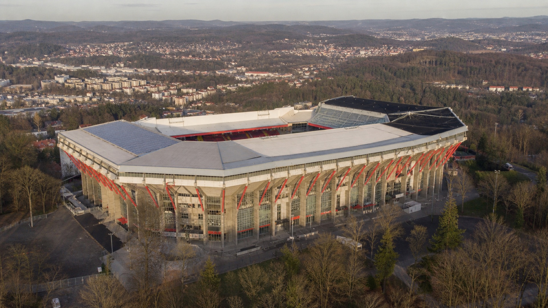 Blick auf das Fritz-Walter-Stadion auf dem Betzenberg über Kaiserslautern