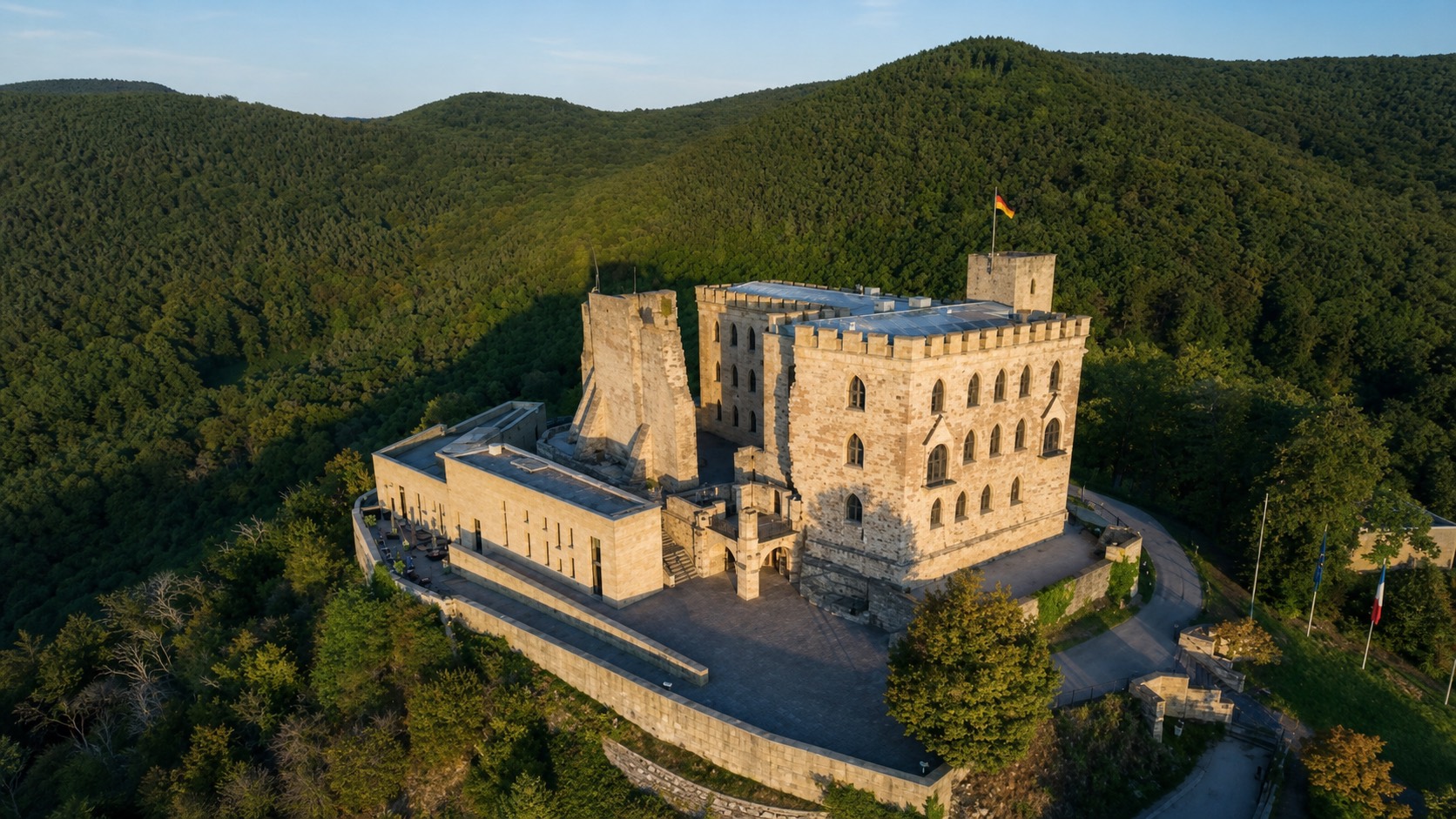 Hambacher Schloss im Pfälzerwald bei Neustadt an der Weinstraße